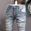 Mens Classic Vintage Light Blue Ripped Jeans Men Fashion Koreansk stil Broderi Straight Slim Fit Denim Byxor