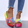 2024 Summer kvinnliga kvinnor tofflor Sandaler trycker platt plattform Rainbow Color Woman Outdoor Slides Tie Dye Beach 64