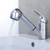 lavandino del bagno con due rubinetti