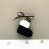 ふわふわクリスマスブーツキーホルダーの女性のFauxの毛皮のキーホルダーレースの蝶ノットバッグチャームペンダントキーリングホルダーサンタギフト