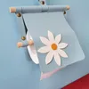 toallito de la toalla de papel colgando de la pared