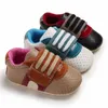 Första vandrare nylonlås patchwork svart / brun / vit baby pojkar andas anti-slip skor sneakers mjuk soled promenader