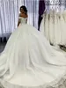 Sparkle Bride-kappor 2022 Arabiska Dubai Luxury Bridal Bröllopsklänningar från Shoulder Court Train Lace Tulle Beading New Robe de Marie Vestidos