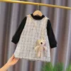 トレンディな幼児の女の子のドレス春デザイナー生まれたばかりの赤ちゃんのための小さな女の子の衣装の布