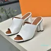2021 고전 여성 샌들 패션 비치 두꺼운 하단 슬리퍼 알파벳 레이디 샌들 가죽 하이힐 슬라이드 신발 SH008