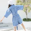 Mode Kvinnor Denim Playsuits Kvinna Lösa Overaller 2021 Vår Sommar Jeans Shorts Slim Sashes Casual Light Blue Big Storlek Kvinnors Jumpsuits