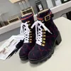 럭셔리 여성 디자이너 부츠 하이힐 마르틴 사막 부츠 플라밍고 사랑 화살표 가죽 메달 두꺼운 비 슬립 겨울 신발