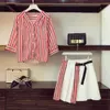 Mulheres 2 Piece Conjunto de Verão Listrado Chiffon Camisa Tops + Botão de Cintura Alta Mini Saias Set 210730