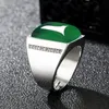 Clusterringe VINTAGE MODE GROSSE QUADRATISCHE GRÜNE JADE-EDELSTEINE BAGUE WEISSES GOLD SILBERFARBIGE ZIRKON-DIAMANTEN FÜR MÄNNER PARTY-ZUBEHÖR GESCHENK