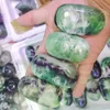 1 pièces naturelles relaxantes arc-en-ciel Fluorite pierres de palmier guérison Wicca cristaux et pierres précieuses pour les cadeaux et l'énergie H1015
