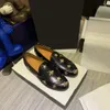 2021 Diseñador de lujo Sandalias de mujer Top Summer Lace Velvet Zapatillas Todo Color Princetown Cuero Genuino Mules Mocasines Pisos con hebilla Abejas Patrón de serpiente