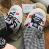 Unisex inomhustofflor Mjuka Kvinnor Skor Fluffig Sandal Kvinna Lyxgäster Håller Varma Sneaker Tofflor Söta Roliga Brödskor K6 210903