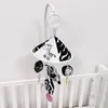Obiekty dekoracyjne Figurki łóżek grzechotki baby wózek zabawki czarny biały klips na fotelik zabawki ładny niemowlę sensory wiszące parasol wiatr chi