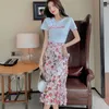 Zomer Koreaanse 2 stuks Set Dames Casual Wit Letter T-shirt + Hoge Taille Bloemen Ruches Mermaid Midi Rokken Studenten Suit 210519