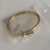 Pulsera de amantes para mujer, brazalete de acero inoxidable para parejas, clavos abiertos en las manos, regalos para niñas, accesorios entero256N