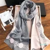 Mode Wolle und Seide Jacquard Schal für Frauen Designer Hohe Quatity Strickschals Buchstaben Klassischer Revers Kopf Schals Schal Plaid Hijab