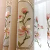 Custom Curtains Högkvalitativ Kinesisk stil Modern Broderad Rosa Blomma Hollow Out Bedroom Blackout Gardin Vardagsrum M1042 Drapes