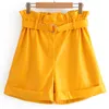 gula shorts för damer