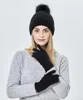 2021冬のニット帽子スーツのための女性のポンポムビーニー手袋セット女性の屋外の暖かい頭蓋骨の帽子の毛皮のボールの上および手袋の2pcセット