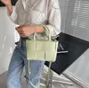 Trendig grön handväska kvinnor crossbody väskor designer läder vävt väska damer hand messenger vit liten fyrkantig axel235j