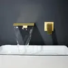 Badkamer Sink Kranen Koper Basin Kraan Koude Waterval Type In-Muur Messing Mixer Tap Single Handle twee gaten geborsteld goud / zwart