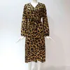 Сексуальное леопардовое платье женщин с длинным рукавом осень повседневная a-line v-образным вырезом винтажным расщеплением Party ES халат Femme 210508