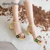 Sophitina söta sandaler kvinnor kvadrat tå mode t-rem spänne tjocka klackar eleganta skor blommor dekoration sandaler po609 210513