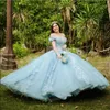 2022 Abito Quinceanera in tulle blu ghiaccio Fiore floreale Applique in pizzo Perline di cristallo Abito da ballo con spalle scoperte Plus Size Abito da ballo dolce 16