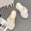 Zapatillas Casa Plataforma Zapatos femeninos Diapositivas de lujo en una cuña Sandalias de tacón beige Med 2021 Diseñador Negro Masaje de verano Roma P