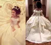 Vintage Lace Appliqued Pageant Klänningar med Långärmad Bollklänning Flower Girl Dress Off Shoulder Sweep Train Kid First Communion Gowns