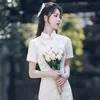 элегантное короткое вечернее платье белого цвета
