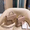 2023 Delicate Crossbody Bag Light Luxury Design Mehrfarbiger Modetrend Einfacher Leder Einschuld kleiner quadratischer Bag Frauen Cross Design Crossbody Tasche