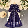 Bohemian Folkstil Vestidos Kvinna Broderi V-Neck Lantern Sleeves Midja Bälte Big Swing Holiday Beach Midi Dress GK106 210507