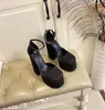 2022 Designer Sommer Damen Sandalen Modische und schöne Metalldekoration Damenschuhe Fee Wind Schnalle Gürtel Büro Bequeme High HeelsAAAAAA88