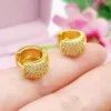 Piccoli orecchini Huggie a cerchio intarsiati con zirconi da donna, accessori di moda classici riempiti in oro giallo 18 carati