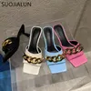 SUOJIALUN 2021 Sommer Hausschuhe Mode Kette Design Frauen Sandalen Dünne Hohe Ferse Offene spitze Quadratische Fersen Mule Schuhe Damen Rutschen c0330