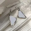 Triangle Geométrica Huggie Huggie Europeu e Americano Exagerado Personalidade simples Mulheres letra P Temperamento selvagem Earring2335