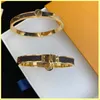 Mens Womens Luxury Designer Bracciale Moda Catena d'oro Lettere Pendenti in pelle L Bracciali per le donne Regalo di gioielli da sposa per le donne 21110105R