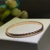La série de bracelets d'amour à carreaux classique pour couple de luxe à la mode est livrée avec un emballage de boîte-cadeau exquis2833