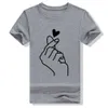 New Finger Heart T-shirt Kobiety Topy Koreański Urzzang Trójniki Graficzne Kobiety Moda Duży Rozmiar Damskie Koszulki TASIC CAMISETAS MUJER X0628