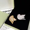 2021 Exquis Fashion Pigeon Cardigan Four Leaf Clover Pins Broche Personnalité Couleur Shell Agate pour WomenGirls Valentine's Mother's Day Engagement Jewelry Gift