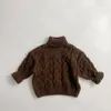 秋の冬の子供の服の女の子編みセータータートルネックティートルネックは暖かいセーターを厚くします男の子の子供のプルオーバー1-7 y