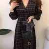 Kobiety Elegancka Plaid Vestidos Slim wysokiej talii V-Neck Puff Długim Rękawem A-Line French Style Casual Dress 210416