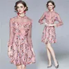 春の秋の滑走路ピンクの花のドレス女性のレースのパッチワーク長袖ボウスタンド襟の花のフリル線エレガントなドレス210514