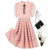 2021 Sommar Half Sleeve Lapel Neck Vit / Svart / Rosa Ren Färg Ribbon Tie Bow Paneled Knälängd Klänning Eleganta Casual Dresses 21a256086