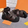 Kadın Tasarımcı Seksi Sandalet Platformu Perçinler Ayakkabı Sırlı Buzağı Kahverengi Patent Rahat Sandalet Kalın Tabanlar Yüksek Topuklu Boyut 34-40 Kutu ile