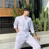 Löst vita män jumpsuits står krage skjorta overaller pant streetwear scen show byxor manlig långärmad sommar bomullslinne