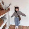 春秋女の赤ちゃんファッションバックハート形ポケットオールマッチジーンズキッズ子供パッチワークウエストカジュアルデニムパンツ 211102