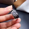 2021 Sparkling Moissanite Ring för män Real 925 Silver 8 * 8mm Storlek Gem Födelsedaggåva Glänsande Bättre än Diamant Stark Power