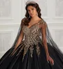 Sparkly Black Beaded Ball Gown Quinceanera Klänningar med Long Cape Lace Appliqued V Neck Prom Lugnar Rhinestones Tulle Sweet 15 Masquerad Klänning